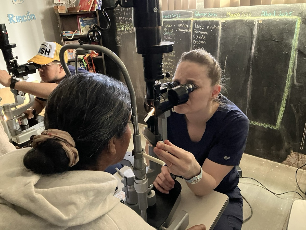 AZVOSH volunteers at an eye clinic